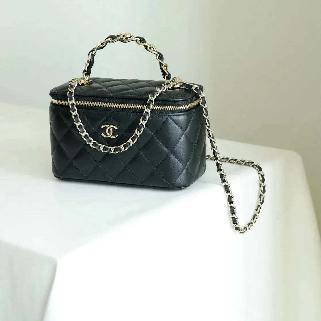 Chanel 22B Siyah Kuzu Derisi Üst Saplı Küçük Vanity AGHW - Glimmer of Luxury