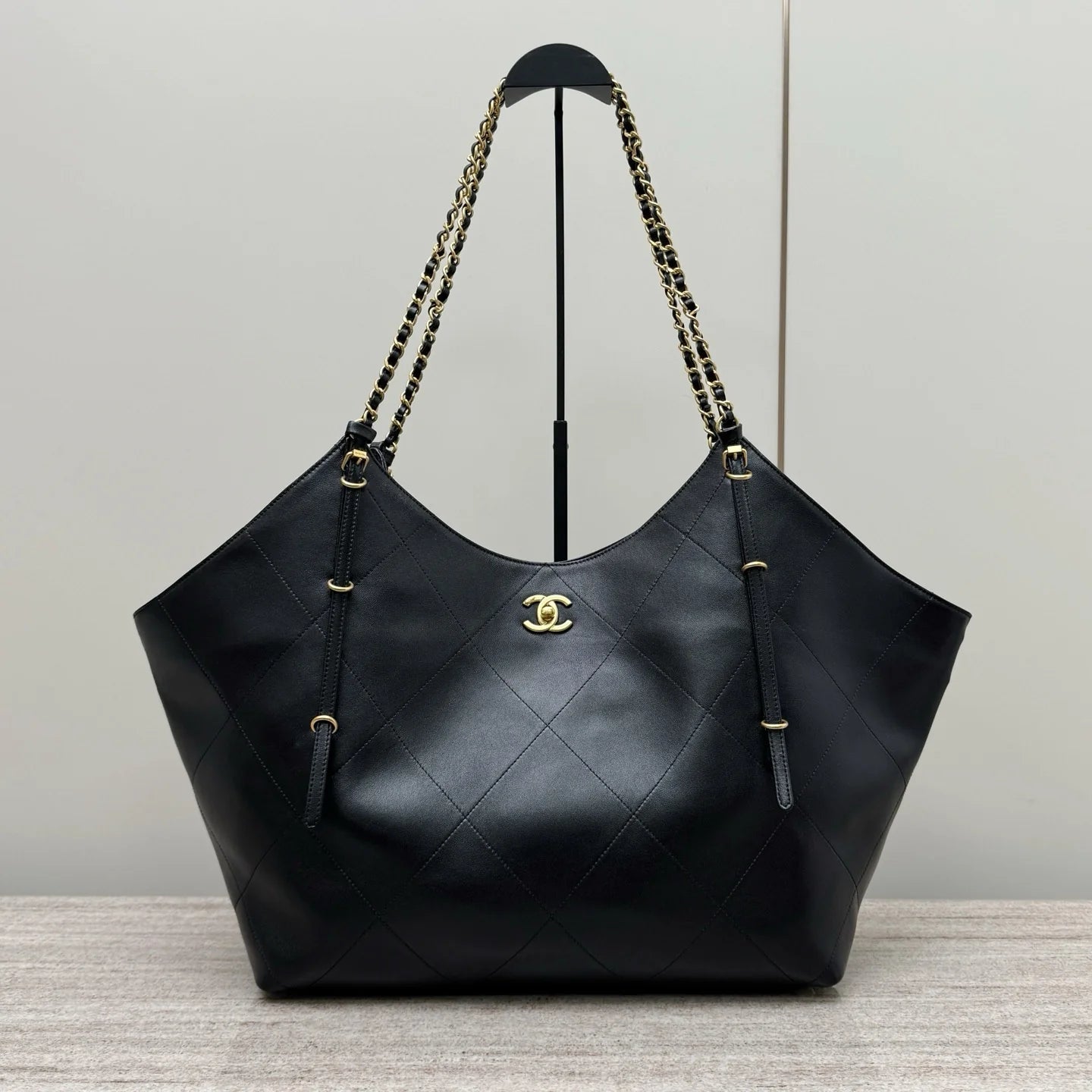 Maxi Alışveriş Çantası Dana Derisi ve Altın Tonlu Metal Siyah - Glimmer of Luxury