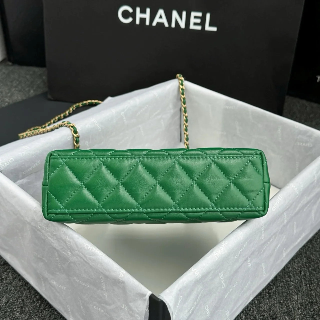 Chanel Kelly Alışveriş Çantası Parlak Eskitme Dana Derisi ve Altın Donanım Yeşil (Mini) - Glimmer of Luxury