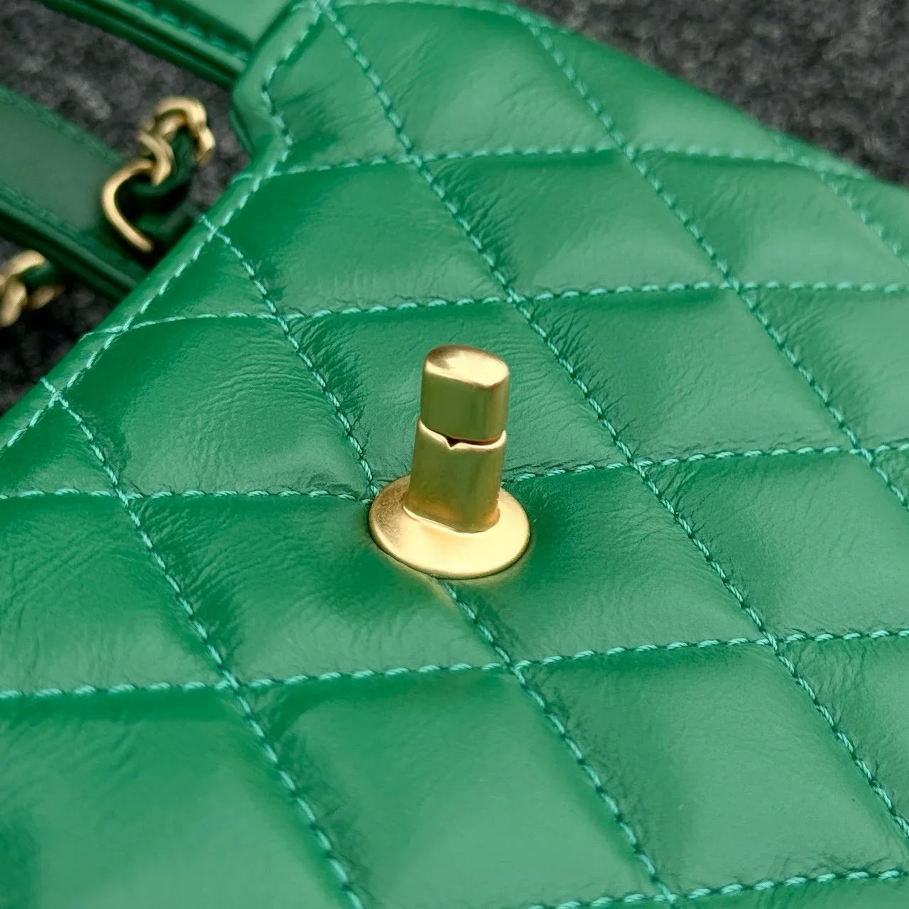 Chanel Kelly Alışveriş Çantası Parlak Eskitme Dana Derisi ve Altın Donanım Yeşil (Mini) - Glimmer of Luxury