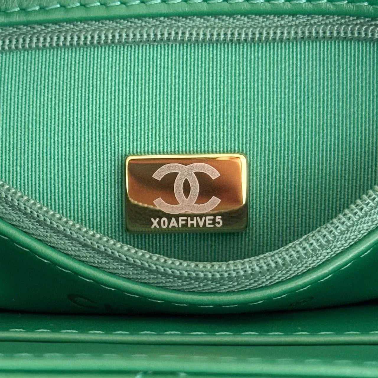 Chanel Kelly Alışveriş Çantası Parlak Eskitme Dana Derisi ve Altın Donanım Yeşil (Mini) - Glimmer of Luxury