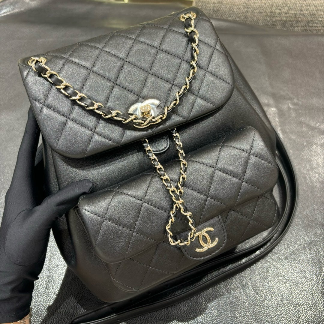 Chanel 22A Duma Mini Sırt Çantası Siyah Kuzu Derisi LGHW - Glimmer of Luxury
