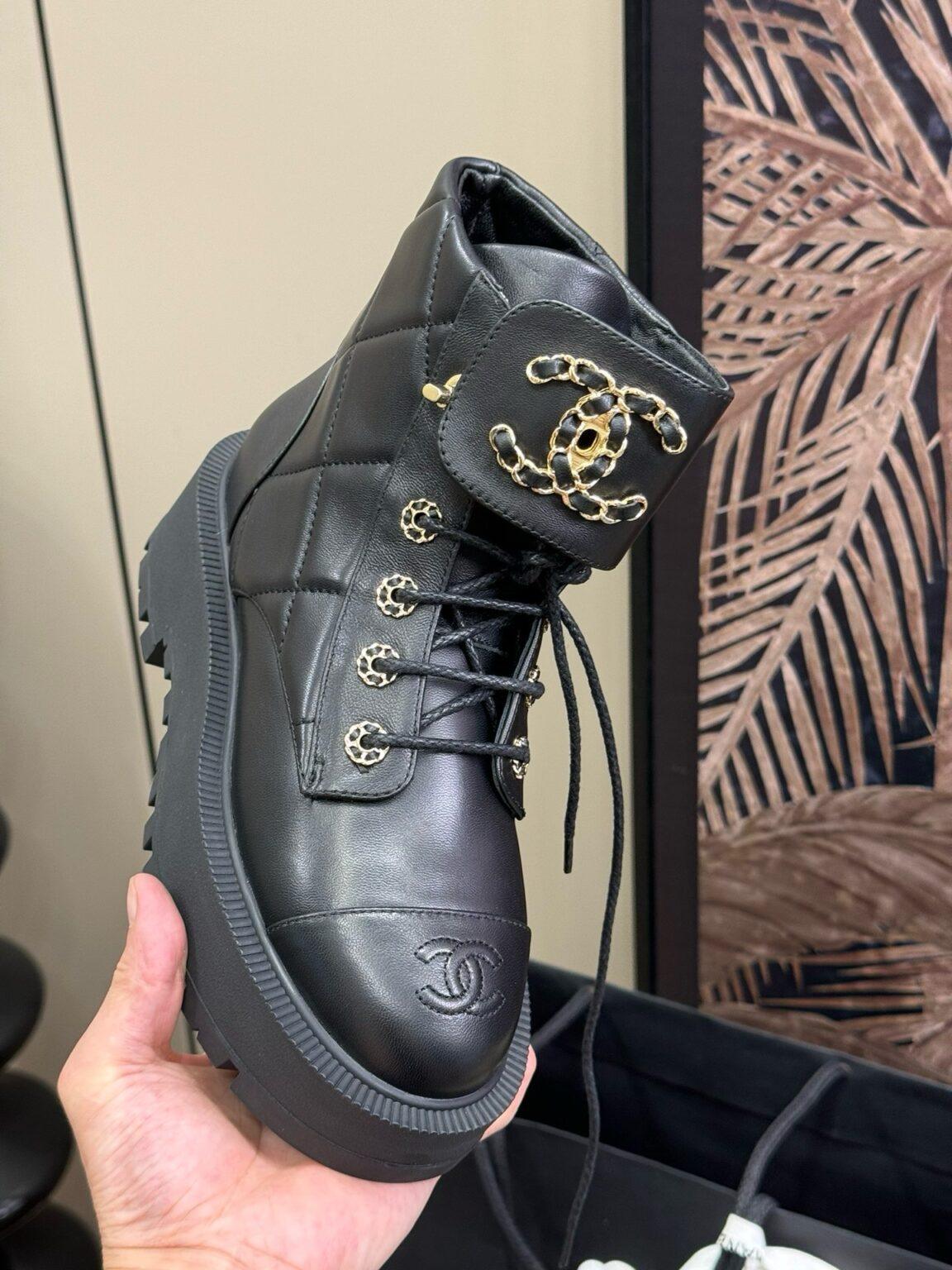 Chanel Parlak Keçi Derisi Dana Derisi Kapitone Savaş Botu - Glimmer of Luxury