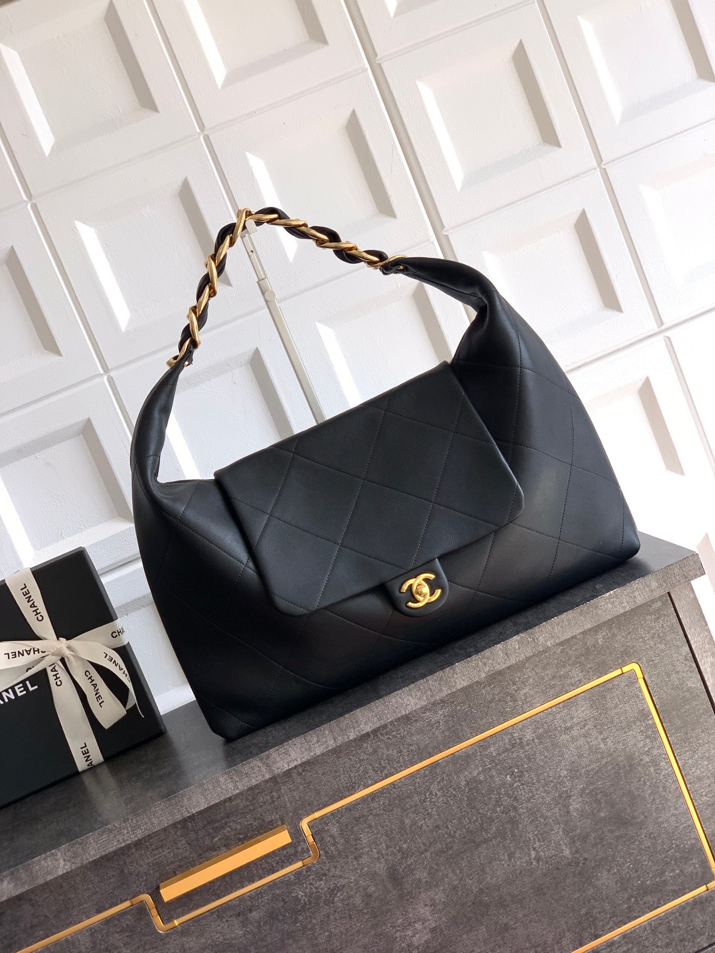 Chanel 25K Hippi Hobo Maxi Çanta – Parlak Dana Deri