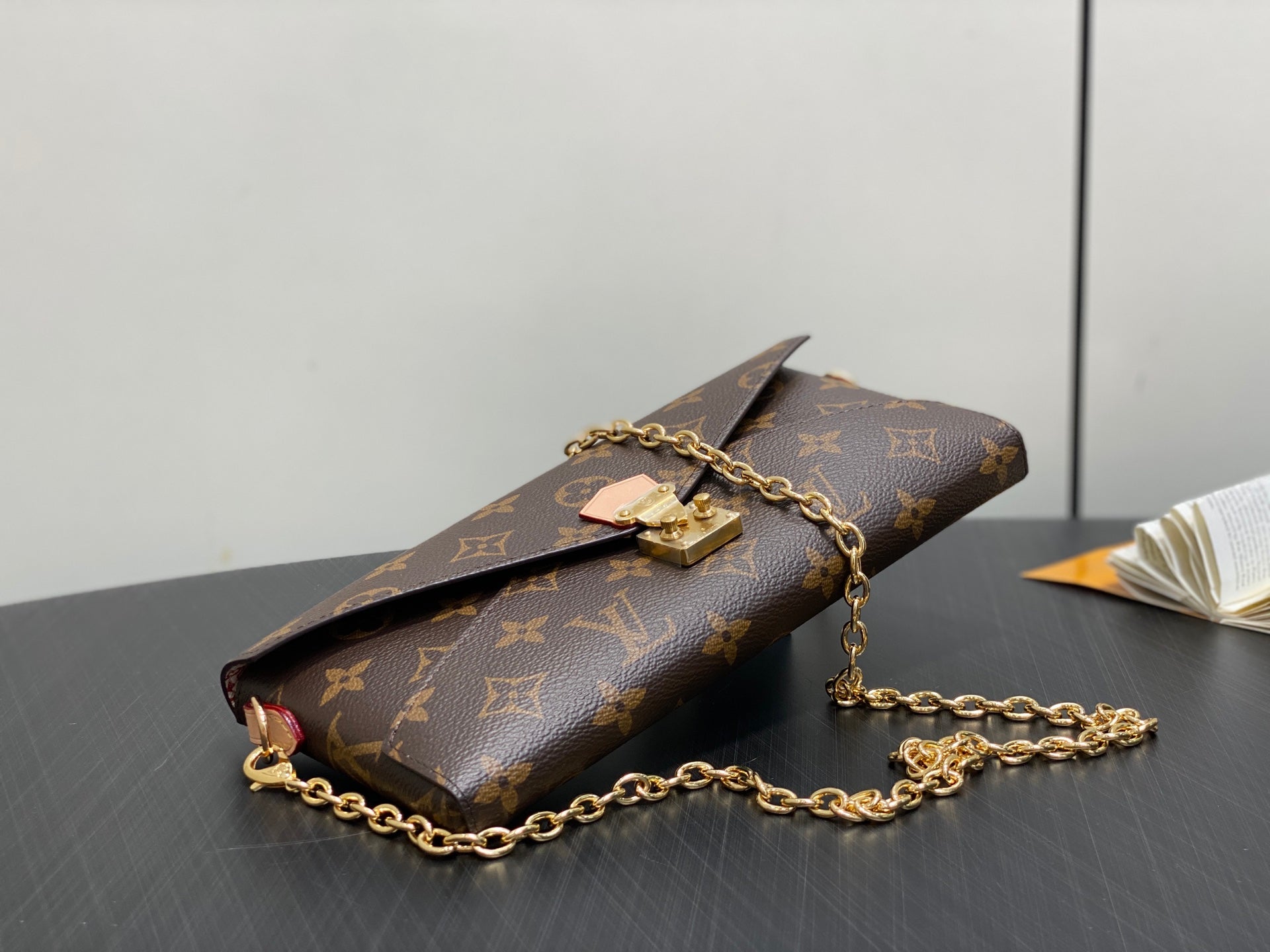LV M15150 – Monogram “Cat Series” Zincirli Zarf Çanta