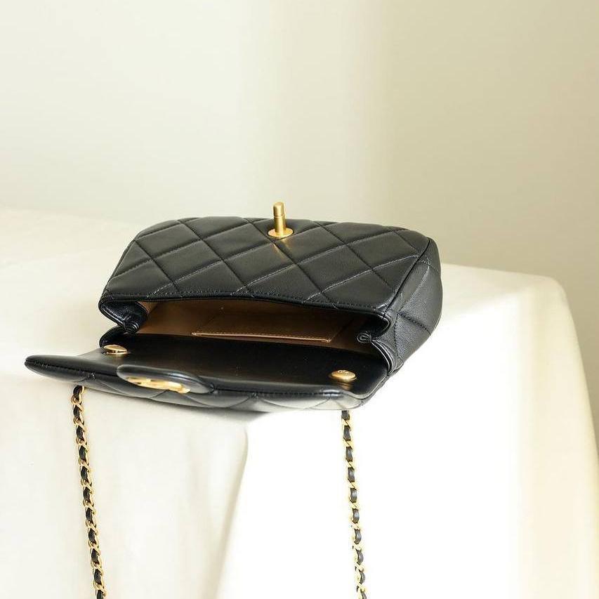 Chanel 24S Yeni Siyah Kapitone Kuzu Derisi Küçük Kapaklı Çanta Altın CC Maxi İnci S Crush - Glimmer of Luxury
