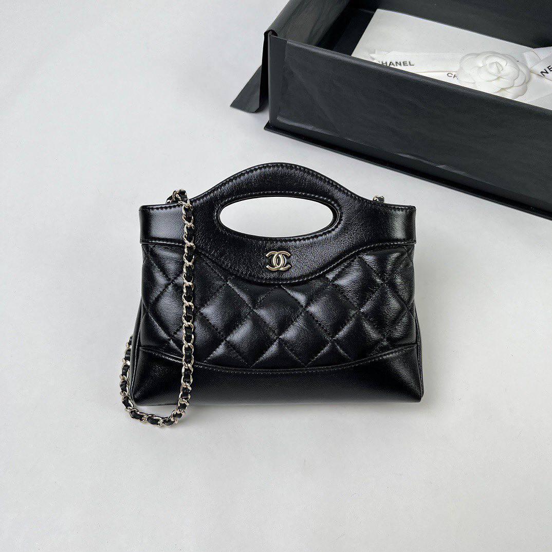 Chanel 24C 31 Mini Alışveriş Çantası Zincirli El Çantası Parlak Kuzu Derisi ve Altın Tonlarında Metal Siyah - Glimmer of Luxury