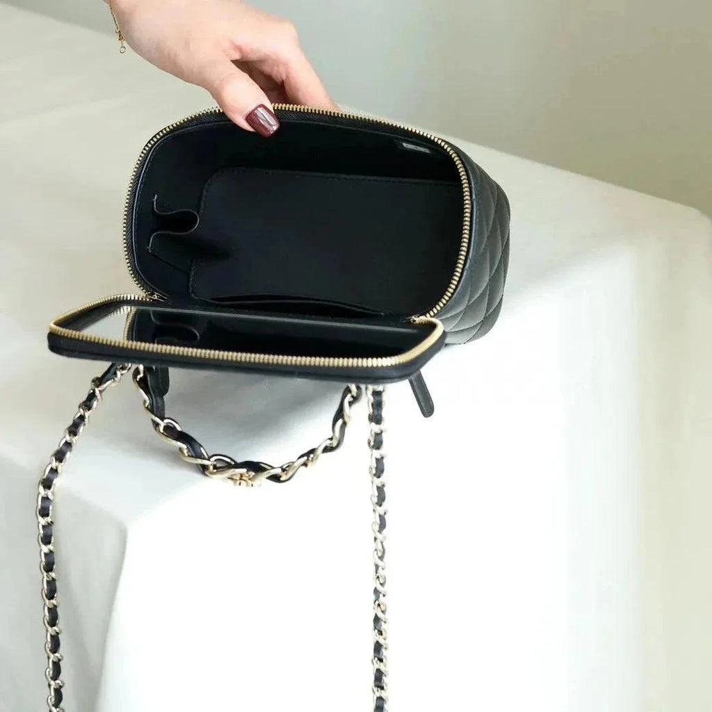 Chanel 22B Siyah Kuzu Derisi Üst Saplı Küçük Vanity AGHW - Glimmer of Luxury