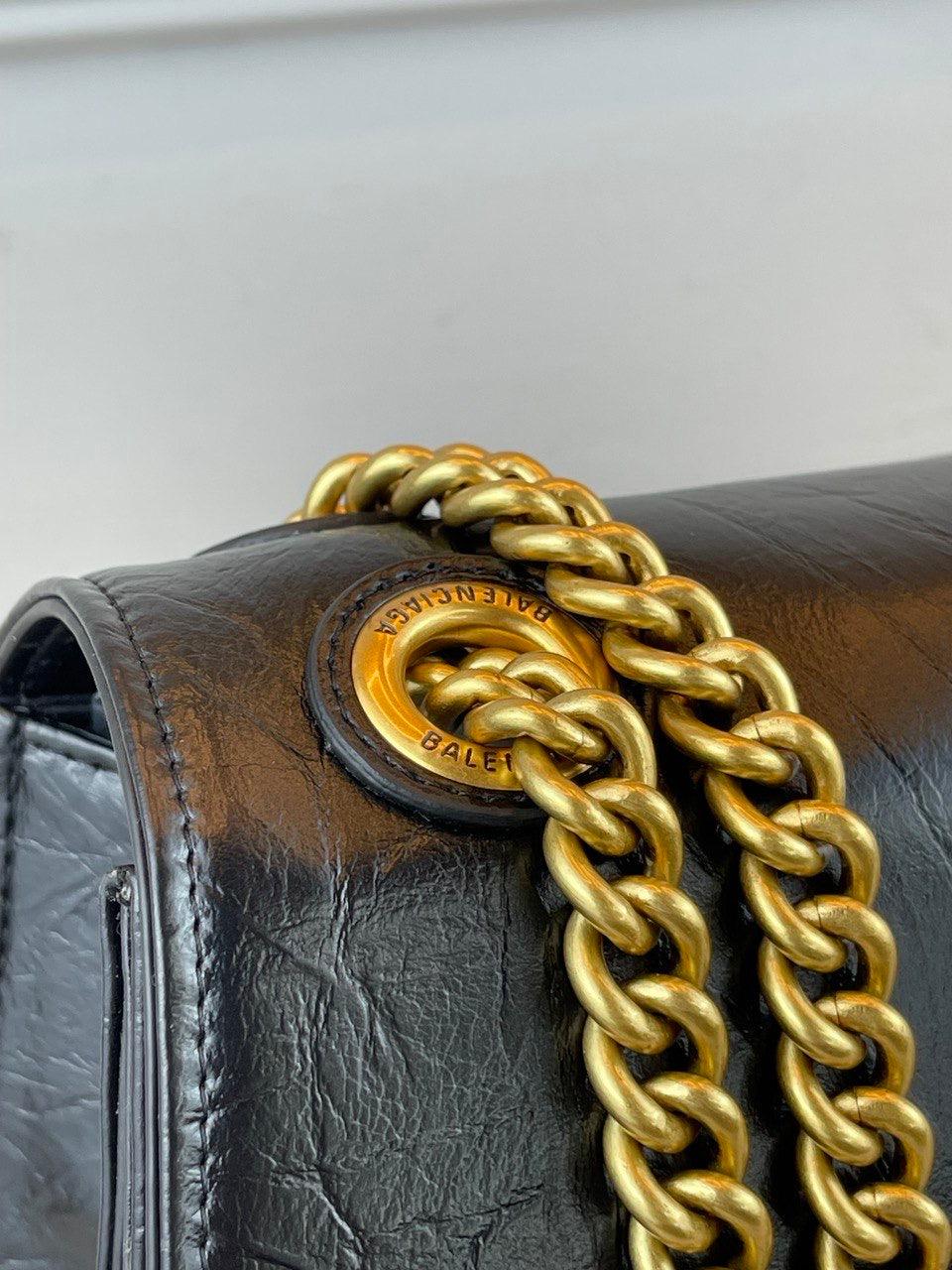 Balenciaga Medium Crush Deri Omuz Çantası - Glimmer of Luxury