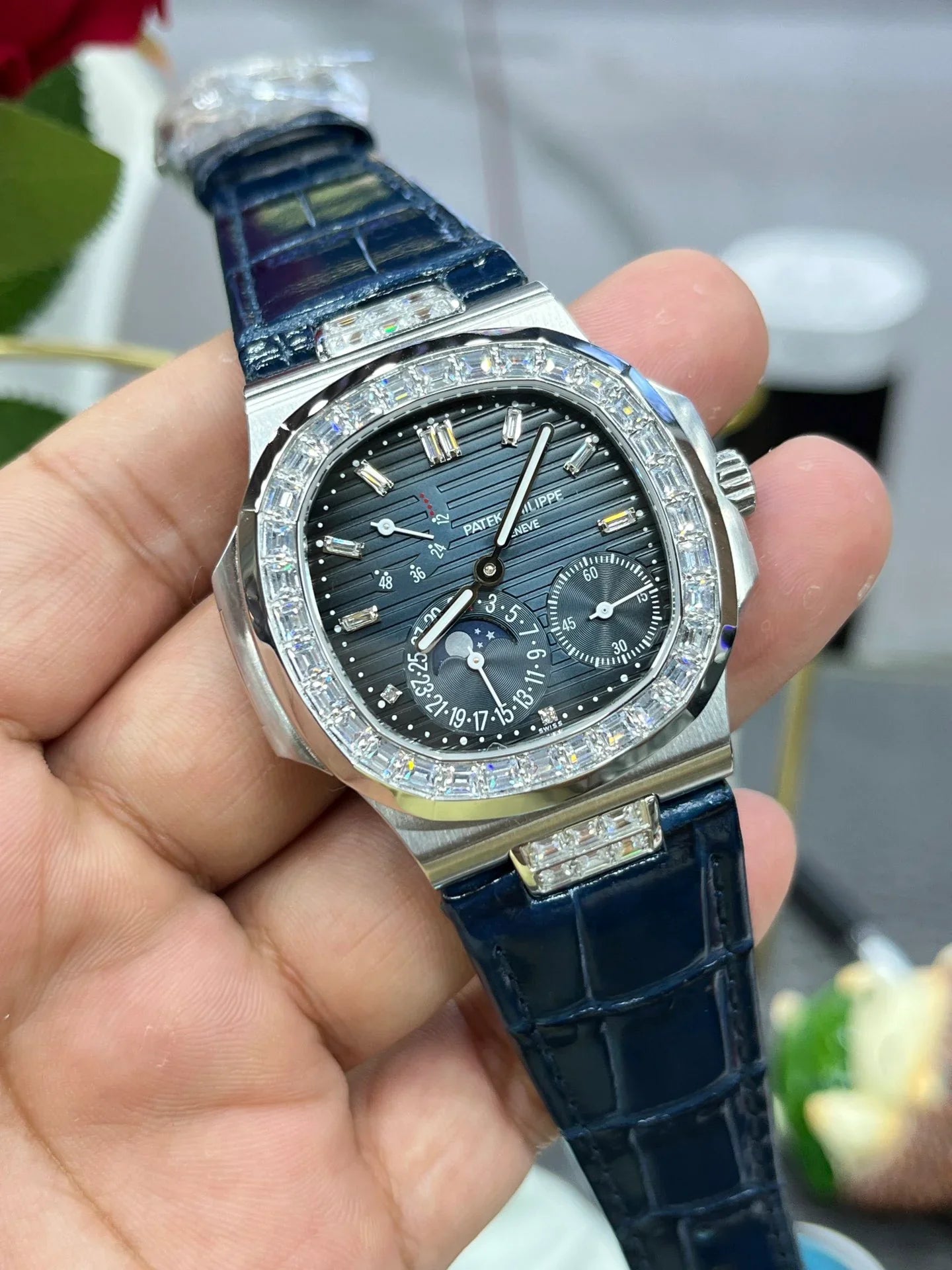 Patek Philippe Nautilus 5724G-001 Mavi Taşlı - Glimmer of Luxury