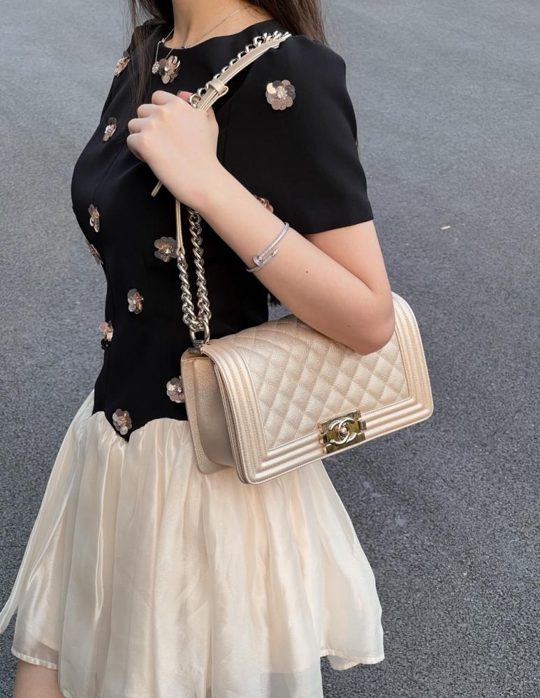 Chanel Leboy Orta 25 cm Havyar İnek Derisi Şampanya Altını Açık Altın Toka