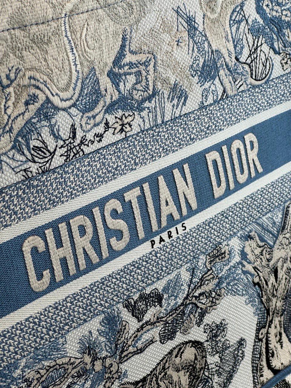 Christian Dior Büyük Mavi Toile de Jouy Degrade Nakış - Glimmer of Luxury