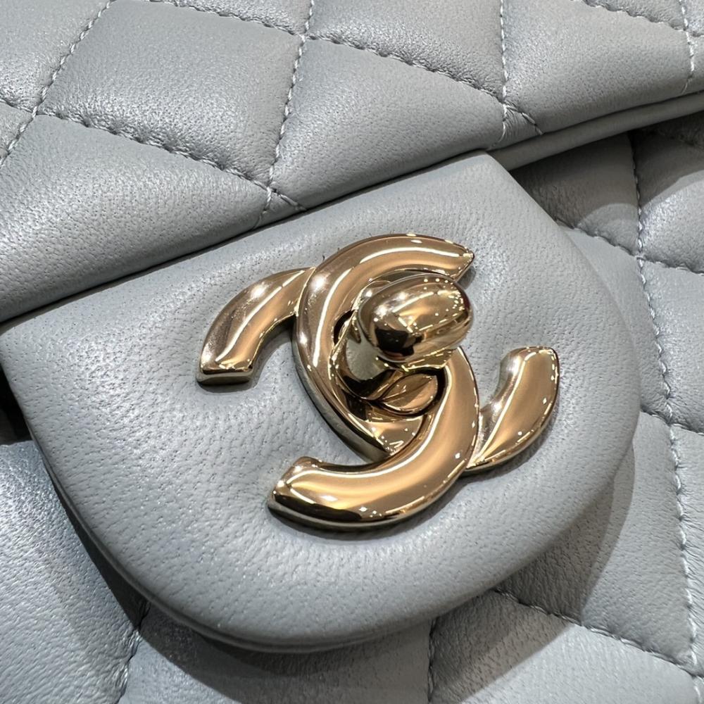 Chanel 22P Sınırlı Sayıda Mini Dikdörtgen Saplı Kuzu Derisi GHW - Glimmer of Luxury