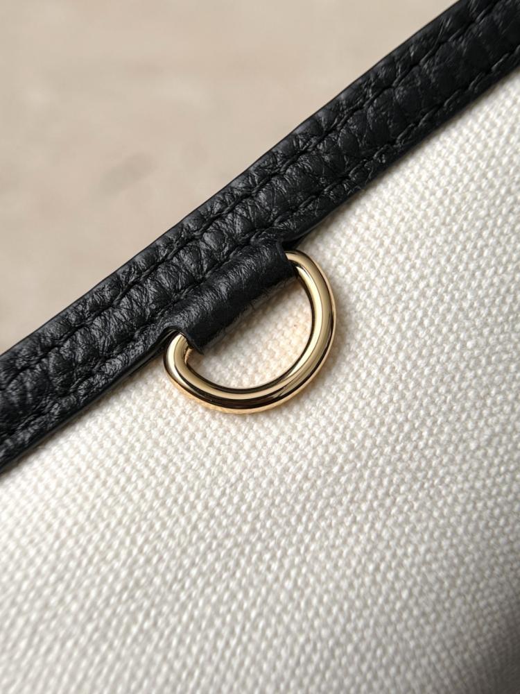 Chanel Urban Essentials Küçük Alışveriş Çantası