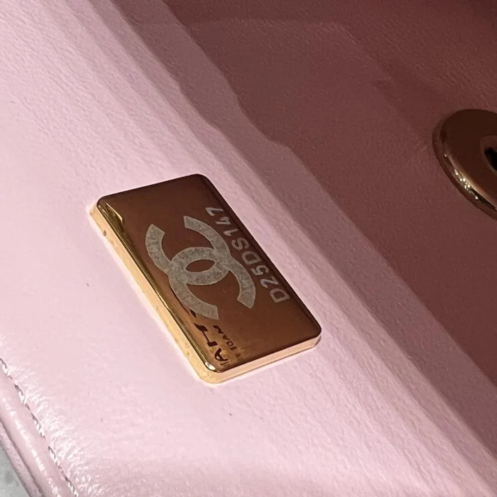 Chanel 22P Sınırlı Sayıda Mini Dikdörtgen Saplı Kuzu Derisi GHW - Glimmer of Luxury