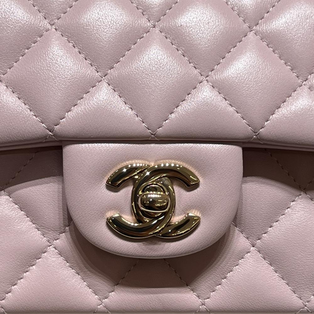 Chanel 22P Sınırlı Sayıda Mini Dikdörtgen Saplı Kuzu Derisi GHW - Glimmer of Luxury