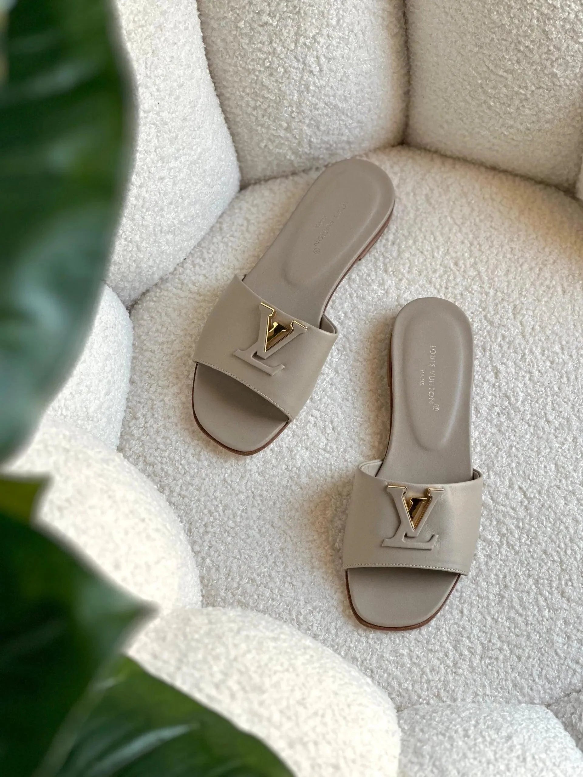 Kadın Louis Vuitton LV Capri Flat Mule - Glimmer of Luxury