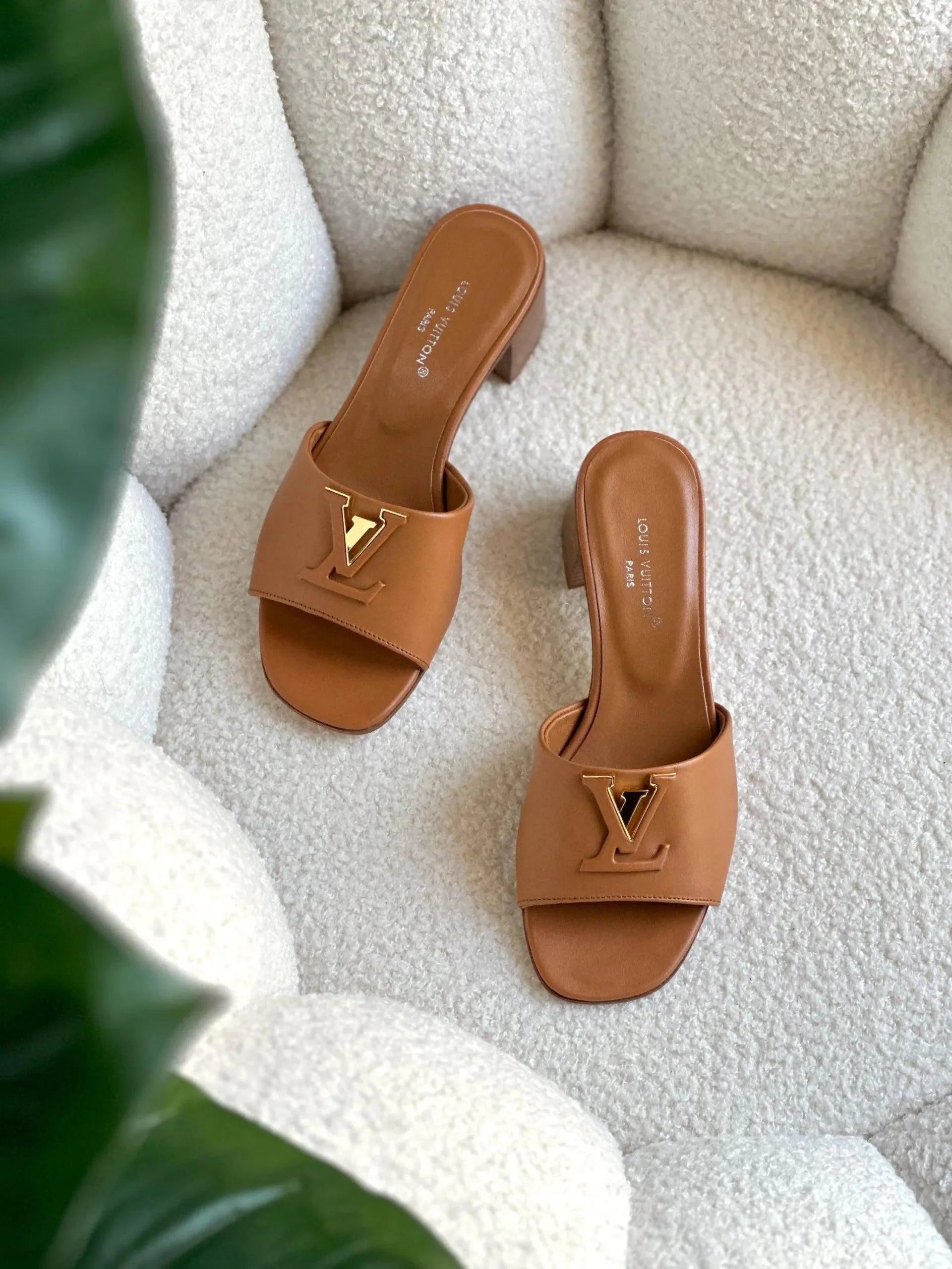 Kadın Louis Vuitton LV Capri Flat Mule - Glimmer of Luxury