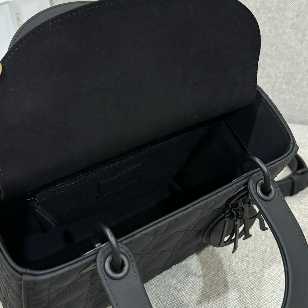 Lady Dior 24 Mat Siyah - Glimmer of Luxury