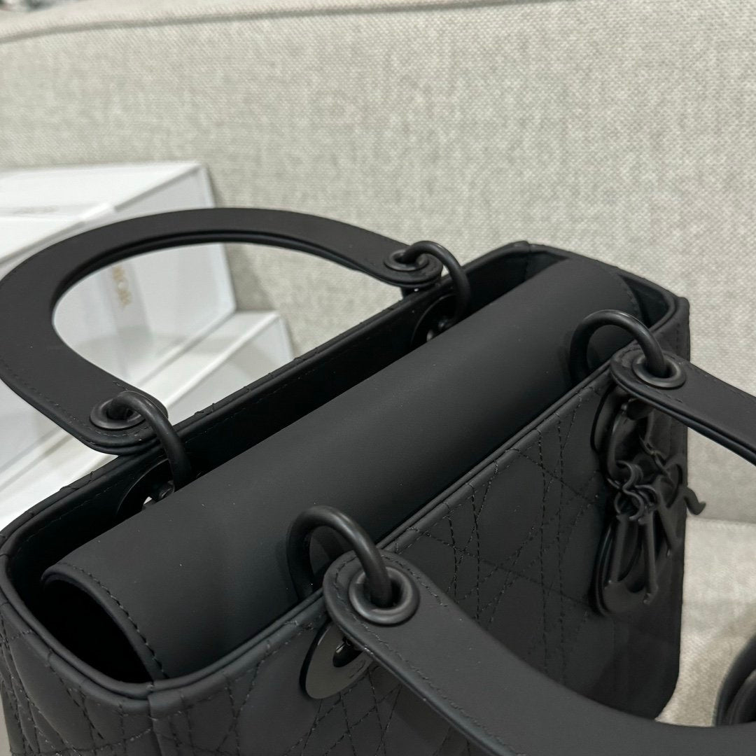 Lady Dior 24 Mat Siyah - Glimmer of Luxury