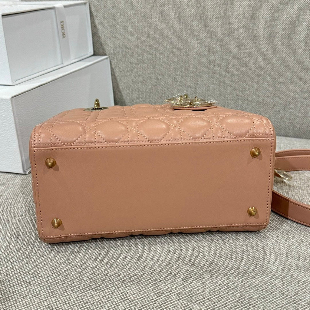Dior Lady Orta 24 Koyun Derisi Sütlü Çay - Glimmer of Luxury
