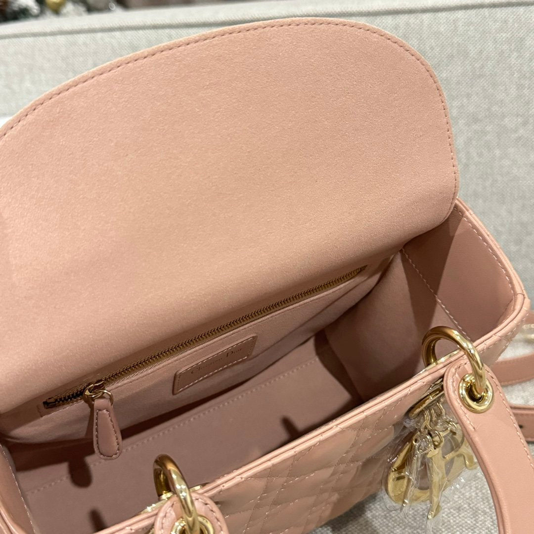 Dior Lady Orta 24 Koyun Derisi Sütlü Çay - Glimmer of Luxury