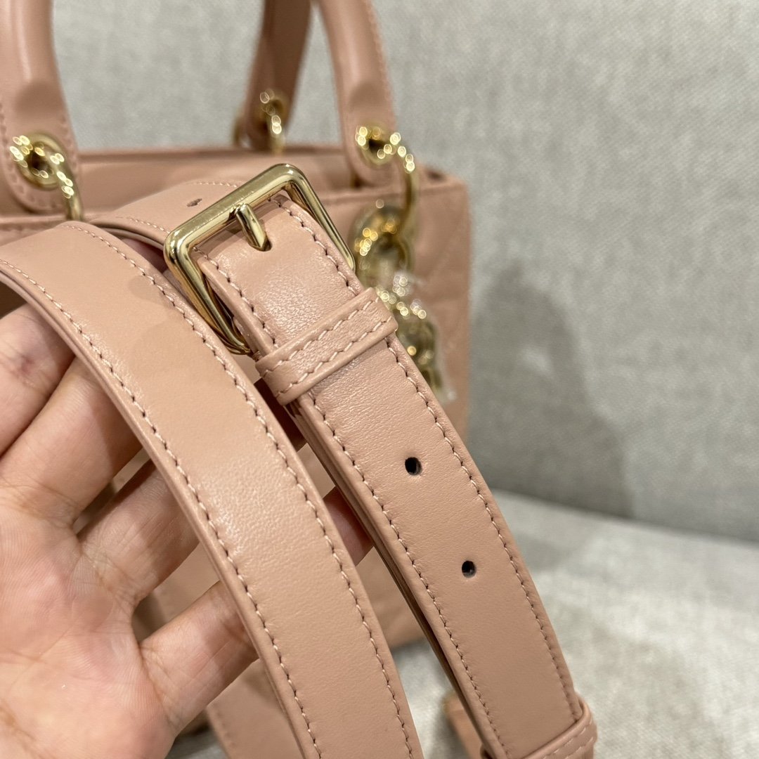 Dior Lady Orta 24 Koyun Derisi Sütlü Çay - Glimmer of Luxury
