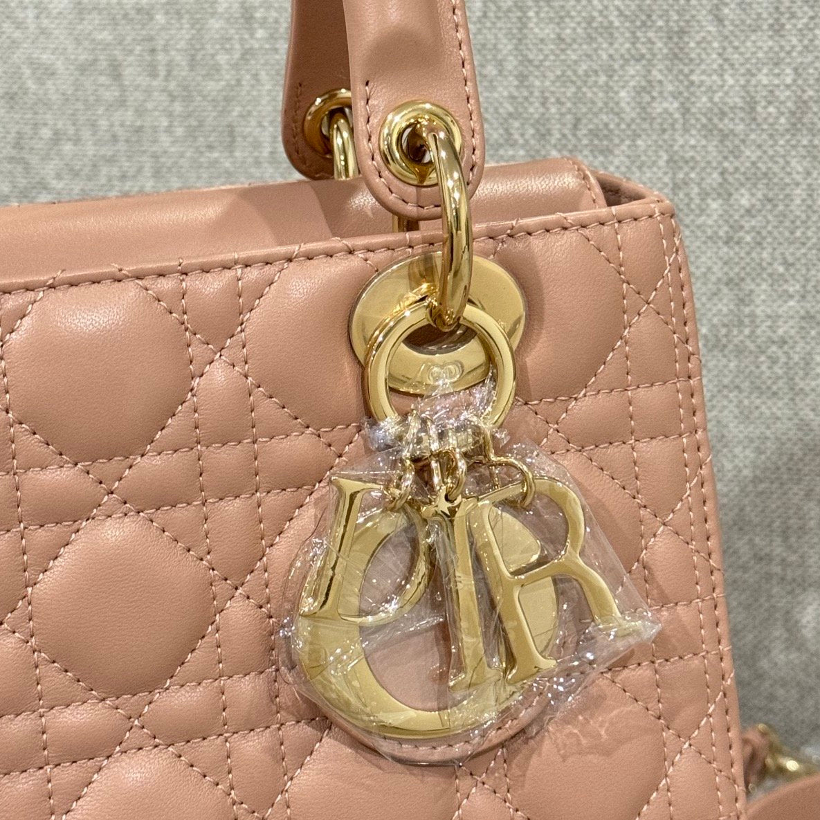 Dior Lady Orta 24 Koyun Derisi Sütlü Çay - Glimmer of Luxury