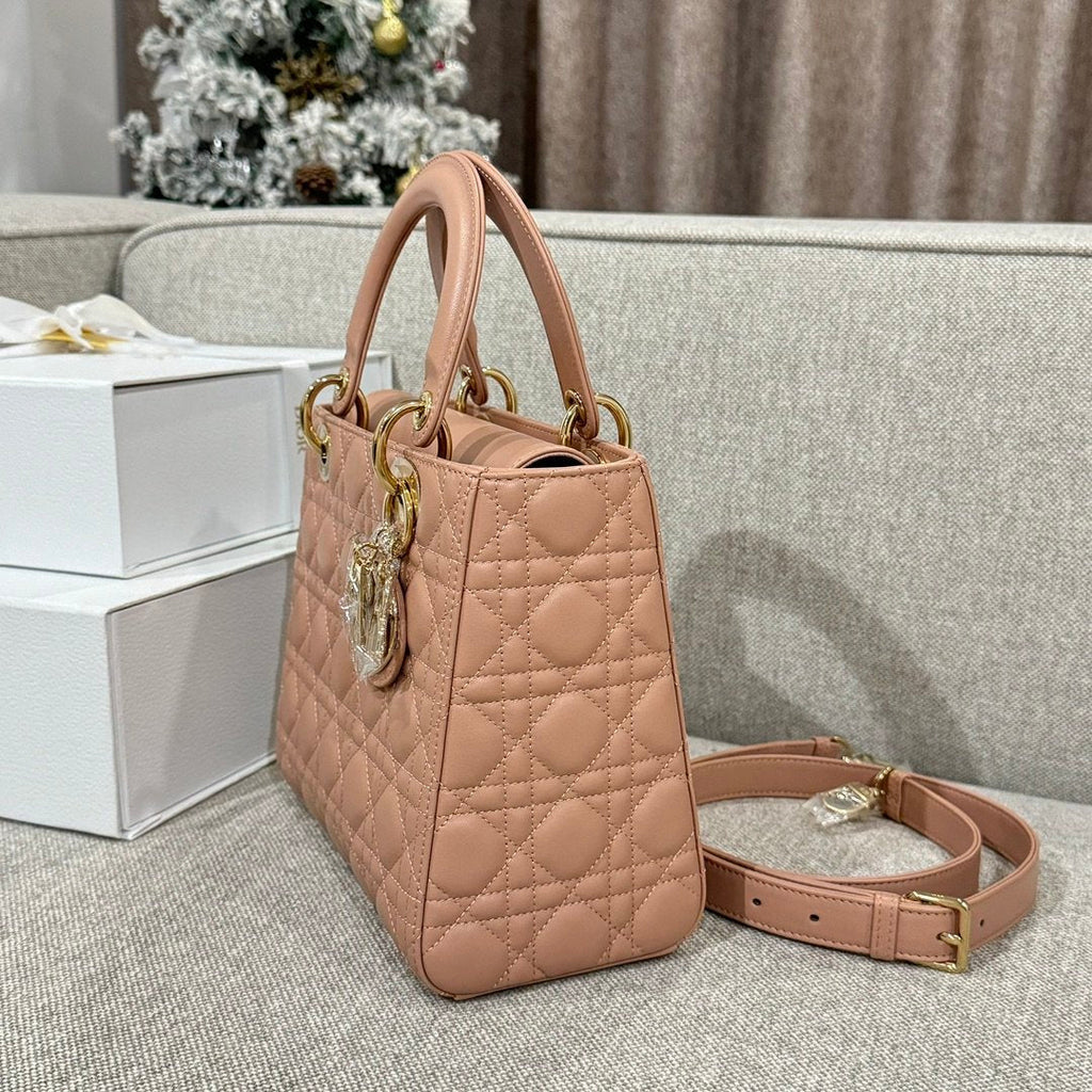 Dior Lady Orta 24 Koyun Derisi Sütlü Çay - Glimmer of Luxury