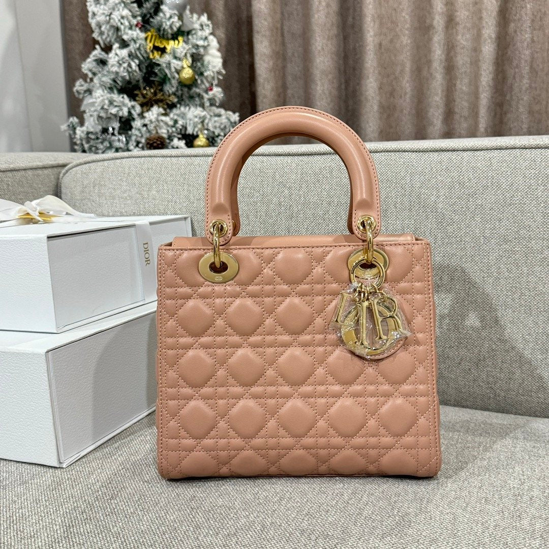 Dior Lady Orta 24 Koyun Derisi Sütlü Çay - Glimmer of Luxury