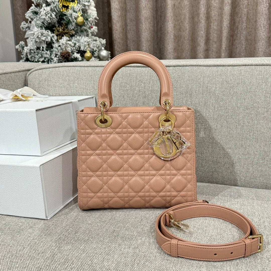 Dior Lady Orta 24 Koyun Derisi Sütlü Çay - Glimmer of Luxury