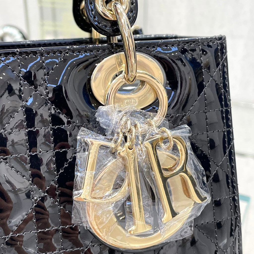 Dior Lady Orta Boy 24 Beş Izgaralı Patent Deri Siyah - Glimmer of Luxury