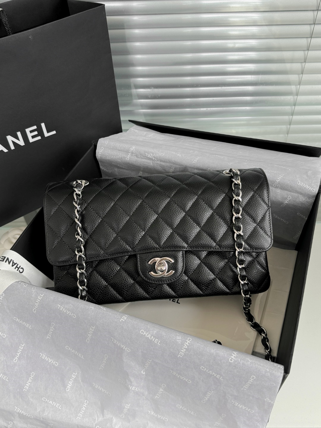 Chanel Flap Orta Boy Çanta Havyar Deri Otantik Kalite 2024 - Glimmer of Luxury