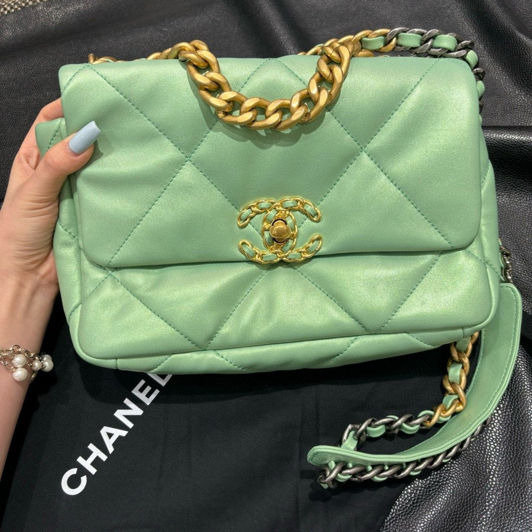 Chanel Keçi Derisi Kapitone Orta Chanel 19 Kapaklı Açık Yeşil - Glimmer of Luxury