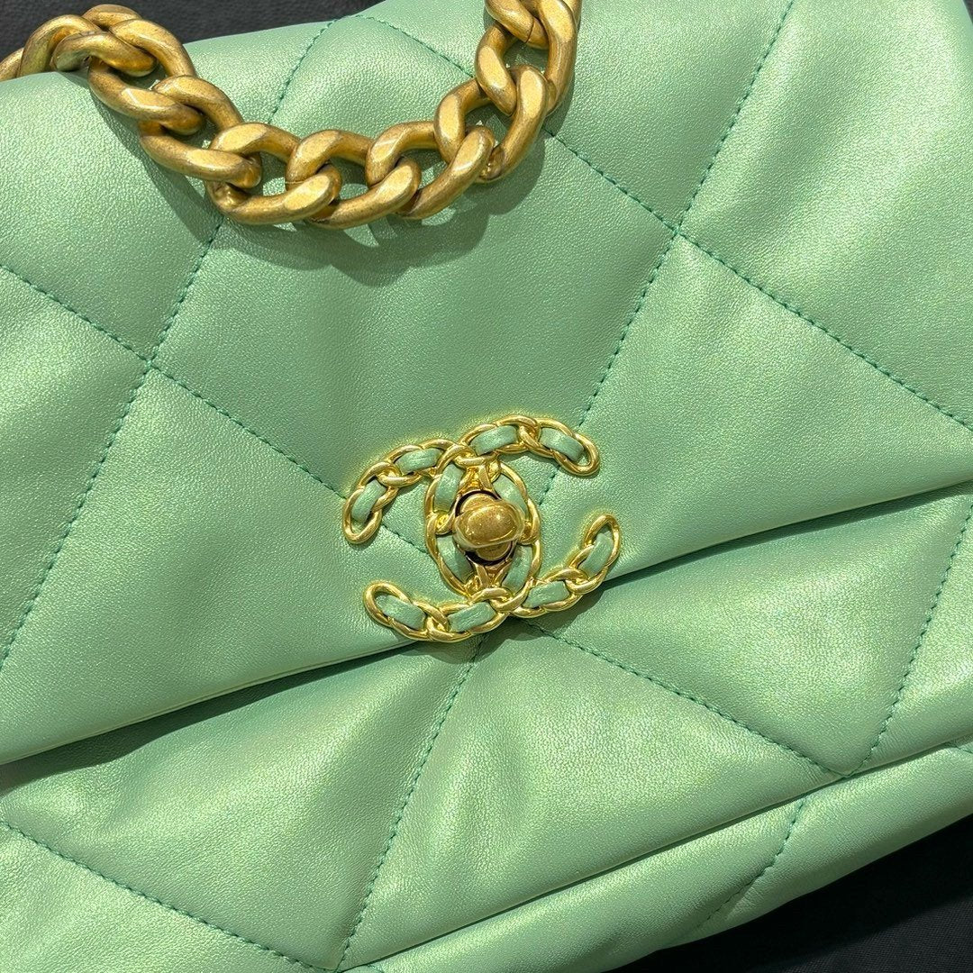 Chanel Keçi Derisi Kapitone Orta Chanel 19 Kapaklı Açık Yeşil - Glimmer of Luxury