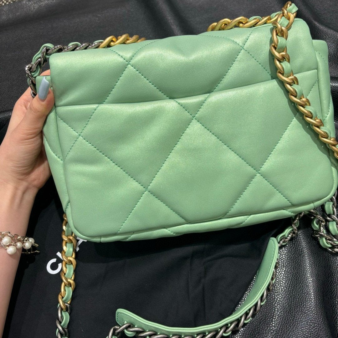Chanel Keçi Derisi Kapitone Orta Chanel 19 Kapaklı Açık Yeşil - Glimmer of Luxury
