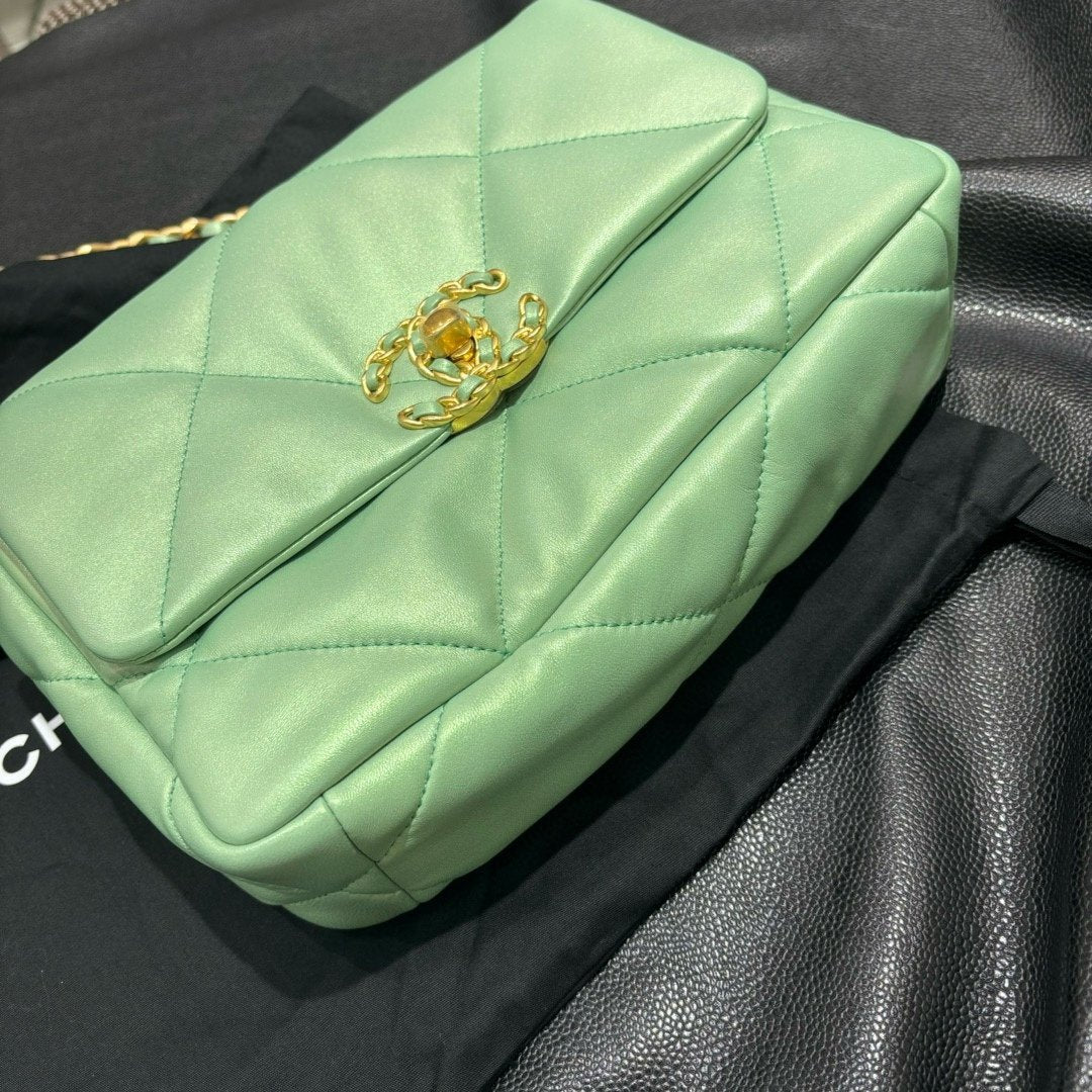 Chanel Keçi Derisi Kapitone Orta Chanel 19 Kapaklı Açık Yeşil - Glimmer of Luxury
