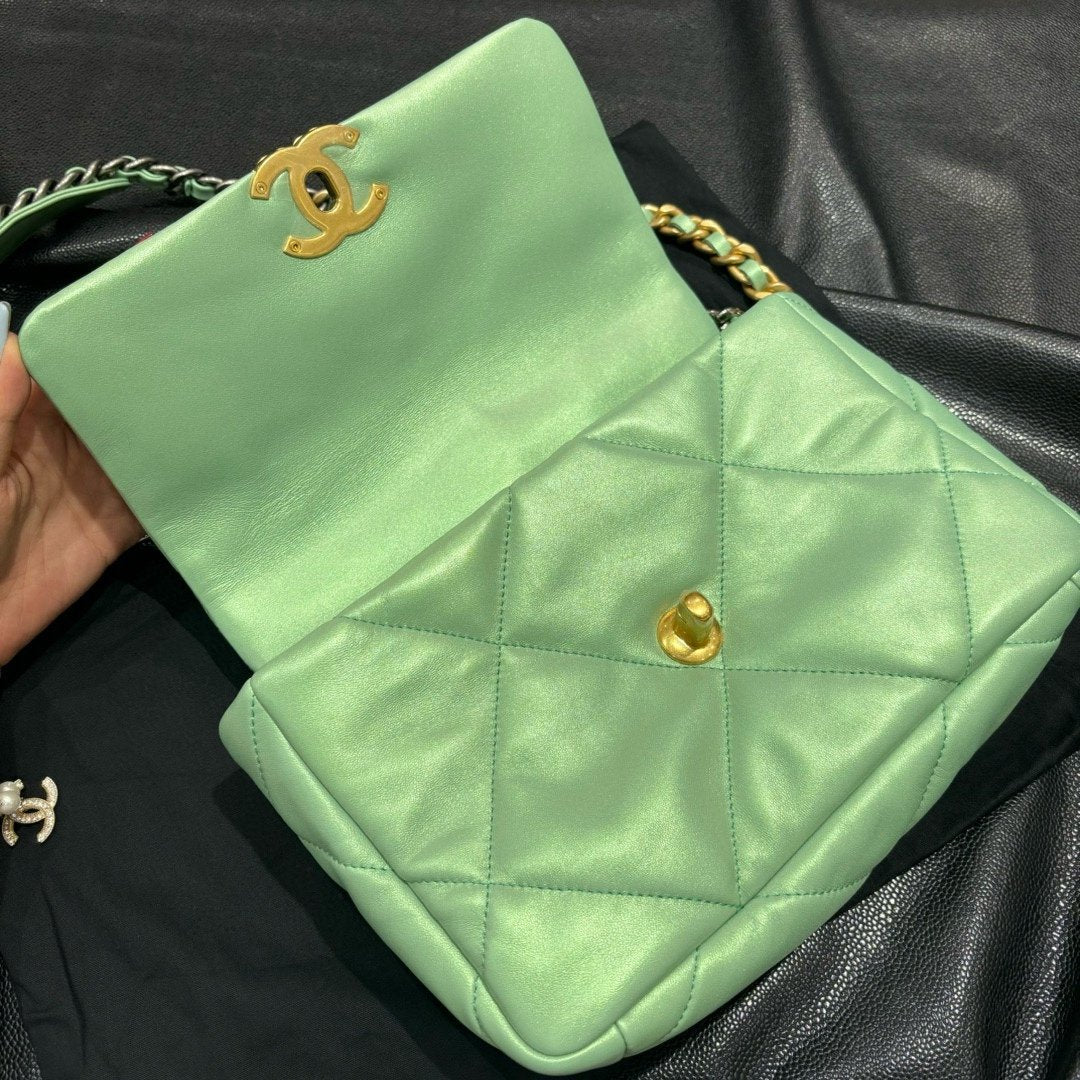 Chanel Keçi Derisi Kapitone Orta Chanel 19 Kapaklı Açık Yeşil - Glimmer of Luxury