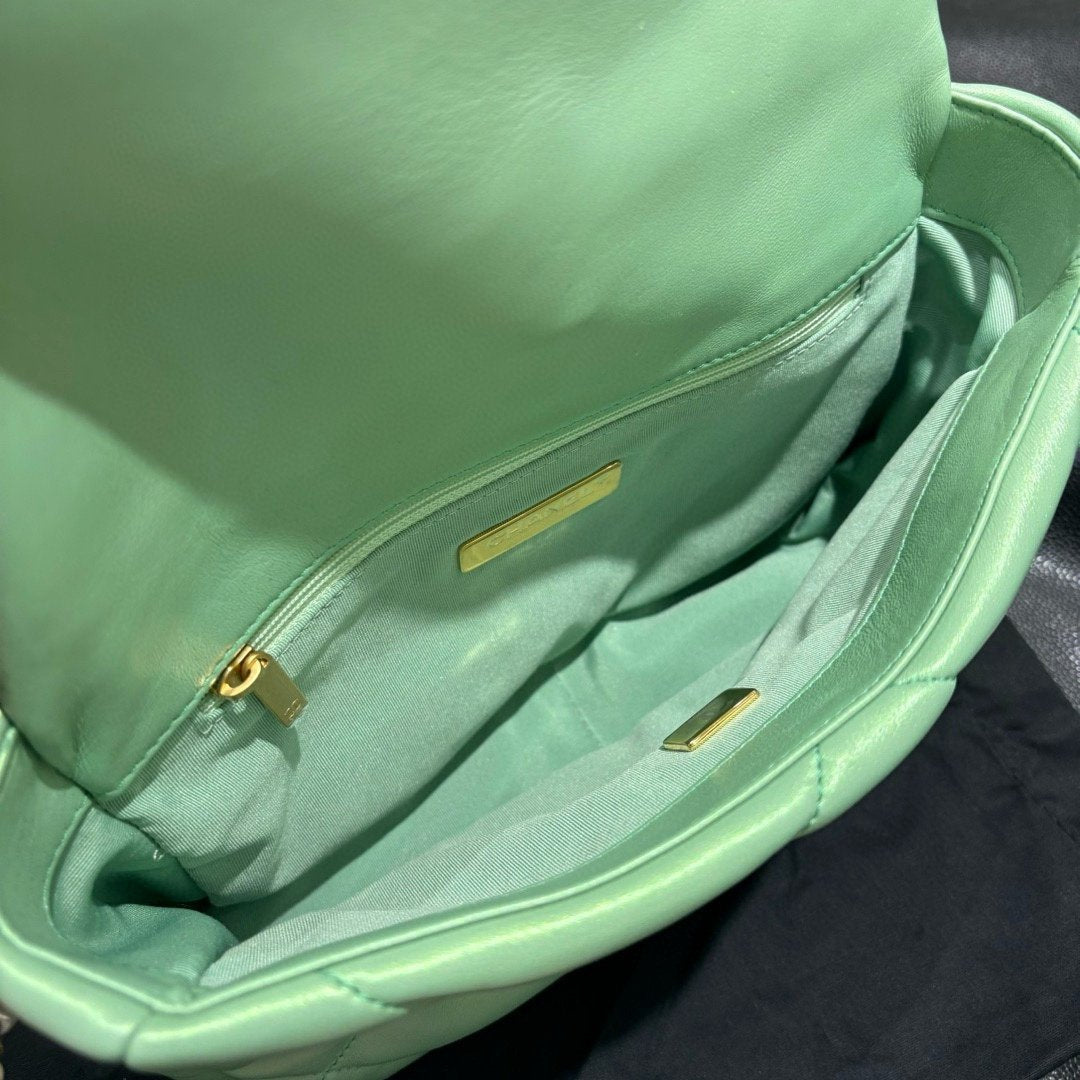 Chanel Keçi Derisi Kapitone Orta Chanel 19 Kapaklı Açık Yeşil - Glimmer of Luxury