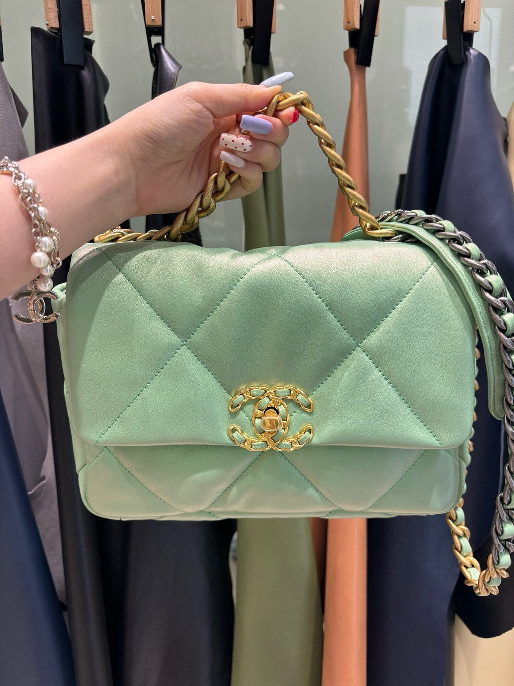 Chanel Keçi Derisi Kapitone Orta Chanel 19 Kapaklı Açık Yeşil - Glimmer of Luxury