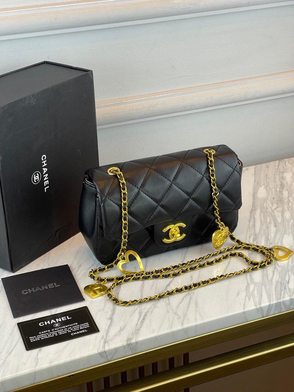 Chanel 22B Heart Charms Mini Kapaklı Çanta Siyah Kuzu Derisi - Glimmer of Luxury