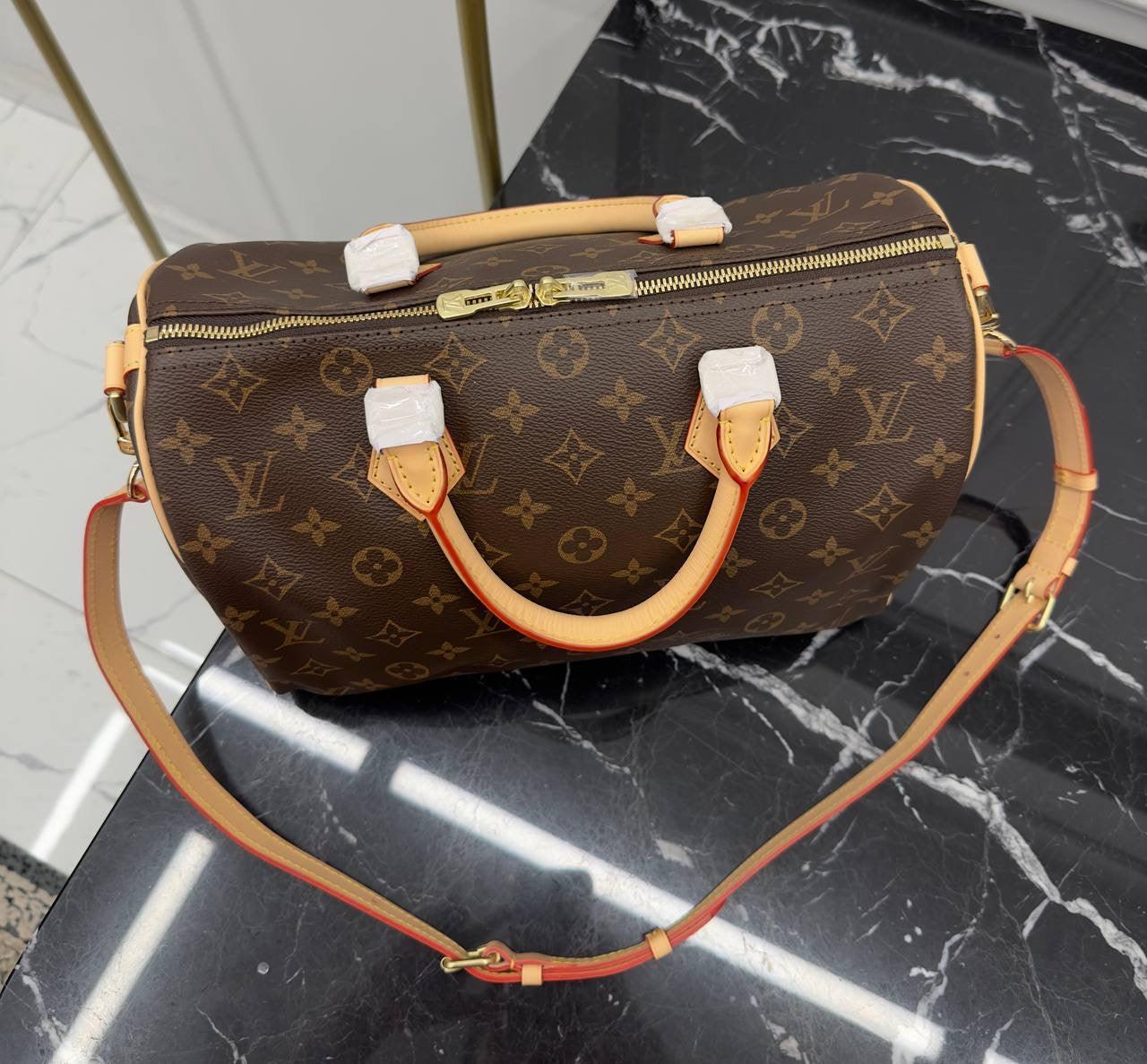 Louis Vuitton
Speedy Bandouliere 30 - Glimmer of Luxury