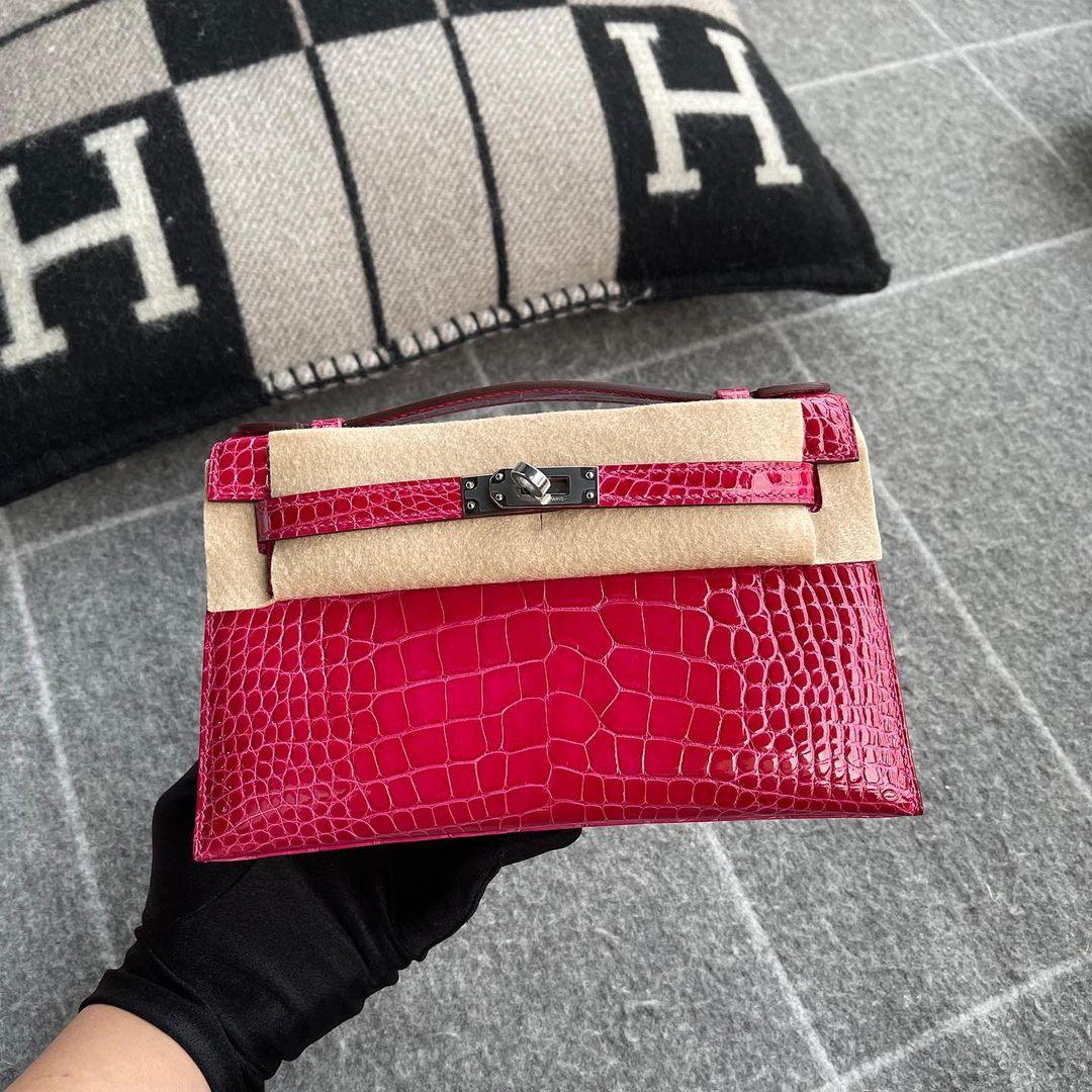 Hermès Kelly Pochette Parlak Timsah Derisi Paladyum Donanımlı Rose Extreme (PHW) - Glimmer of Luxury