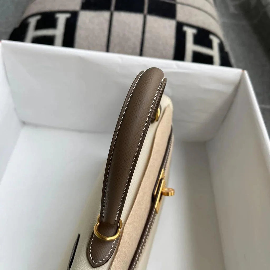 Hermès Kelly 25 Epsom Deri̇ At Nalı Kamesi̇ (HSS) İki Renkli Tebeşir & Etoup Fırçalanmış Altın Donanımlı (BGH) - Glimmer of Luxury