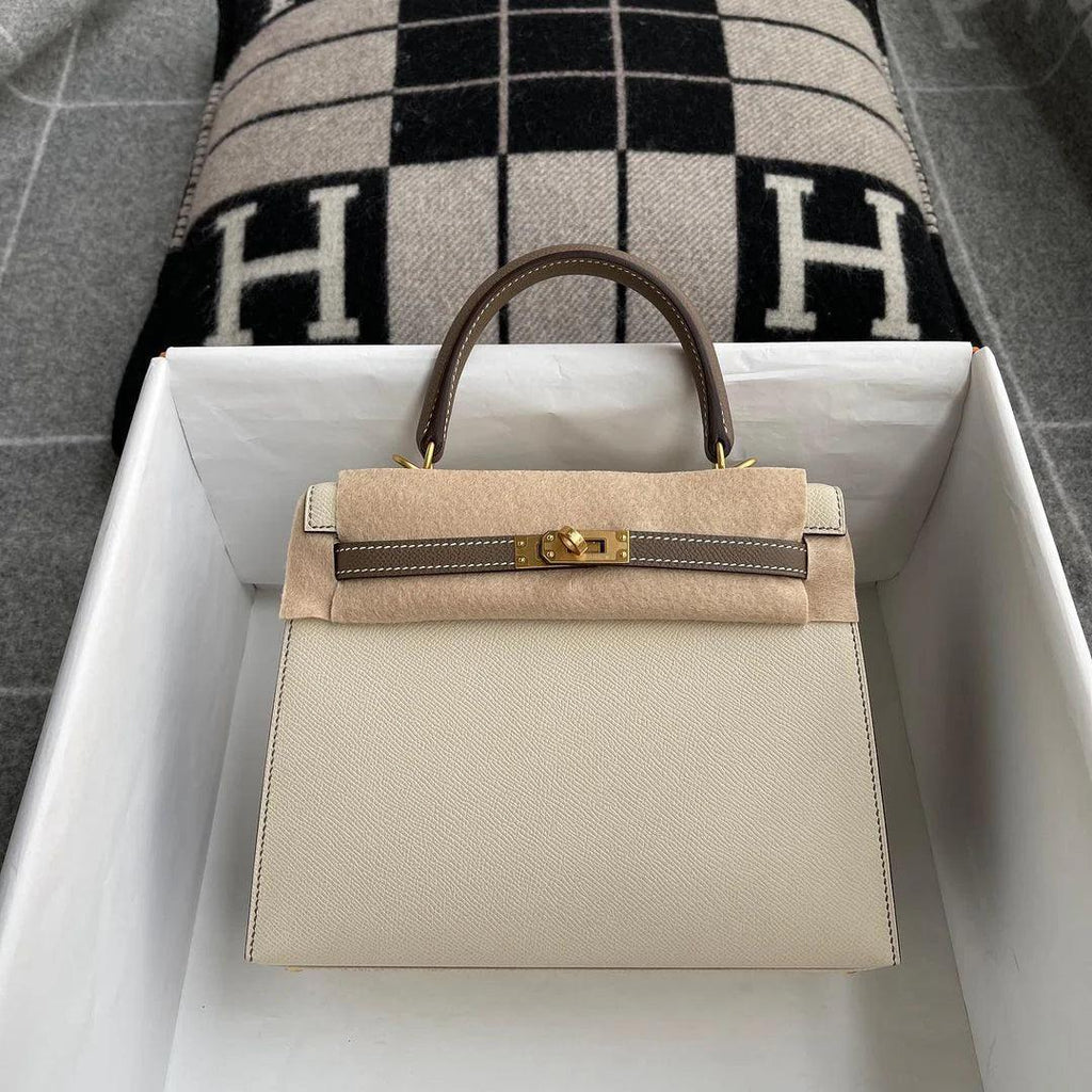 Hermès Kelly 25 Epsom Deri̇ At Nalı Kamesi̇ (HSS) İki Renkli Tebeşir & Etoup Fırçalanmış Altın Donanımlı (BGH) - Glimmer of Luxury