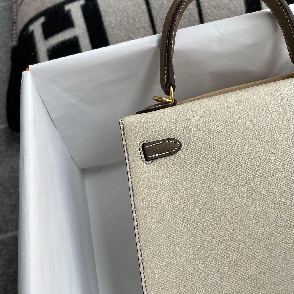 Hermès Kelly 25 Epsom Deri̇ At Nalı Kamesi̇ (HSS) İki Renkli Tebeşir & Etoup Fırçalanmış Altın Donanımlı (BGH) - Glimmer of Luxury