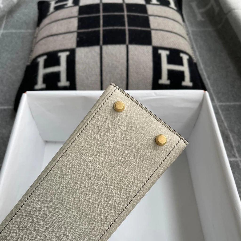 Hermès Kelly 25 Epsom Deri̇ At Nalı Kamesi̇ (HSS) İki Renkli Tebeşir & Etoup Fırçalanmış Altın Donanımlı (BGH) - Glimmer of Luxury