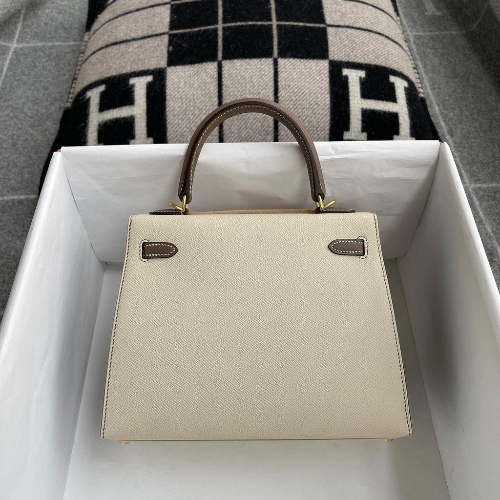 Hermès Kelly 25 Epsom Deri̇ At Nalı Kamesi̇ (HSS) İki Renkli Tebeşir & Etoup Fırçalanmış Altın Donanımlı (BGH) - Glimmer of Luxury