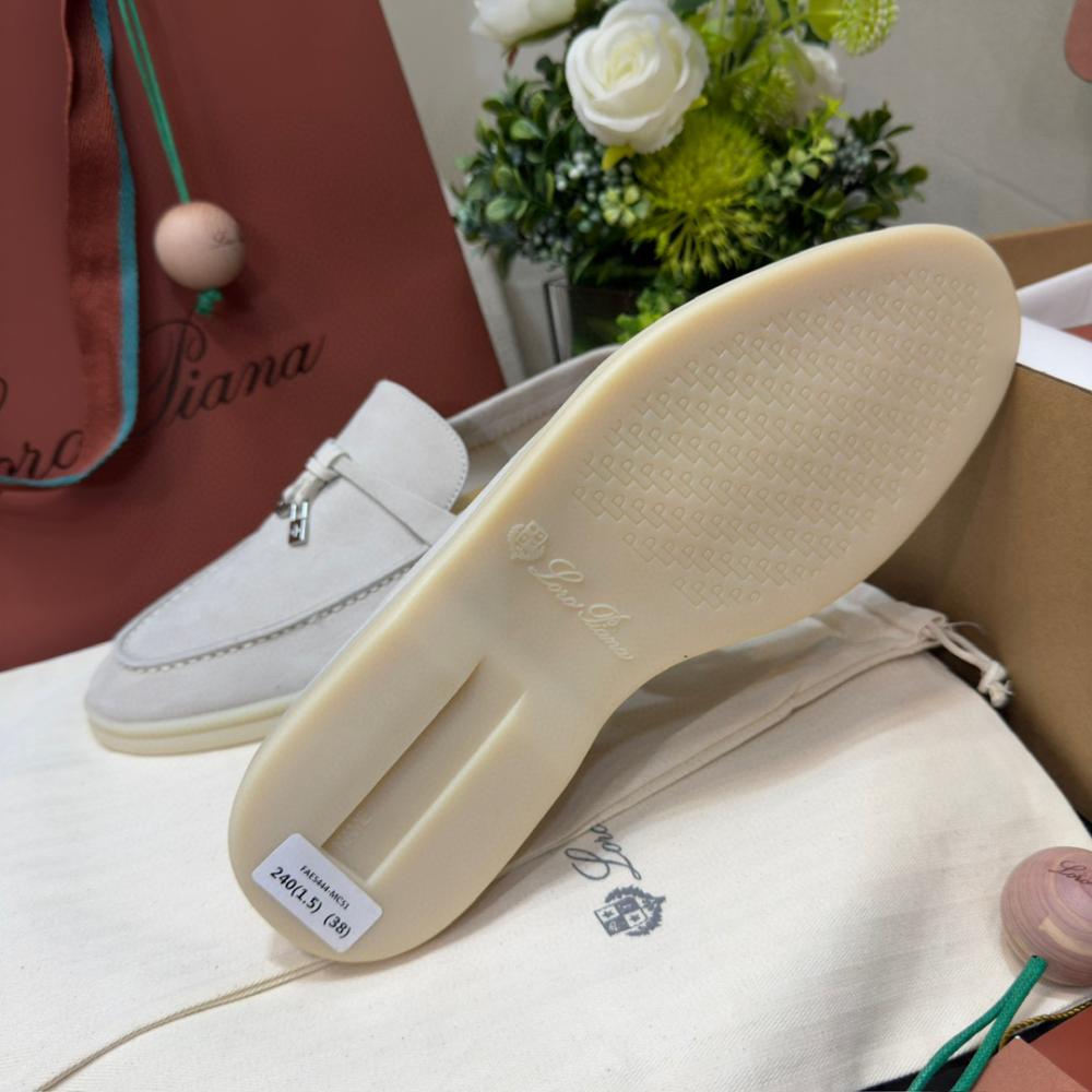 Loro Piana Yaz Büyüsü Yürüyüş Ayakkabısı - Açık Gri - Glimmer of Luxury