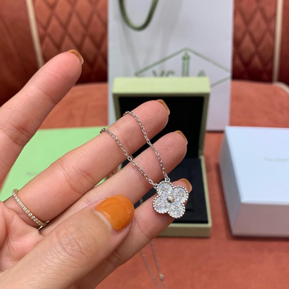 قلادة Van Cleef & Arpels Alhambra